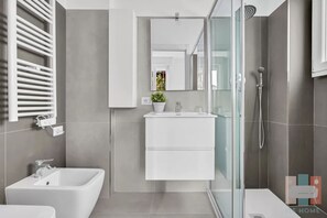 Haartrockner, Handtücher, Toilettenpapier