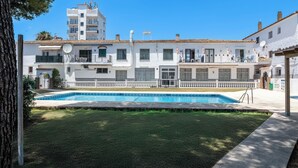 A residential building with a swimming pool, balconies, and a clear blue sky. - LXR Townhouse, 2 Bedrooms, Near the Ocean (Las Lagunas de Mijas)