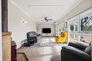 Fernseher, Kamin, Arbeitsbereiche