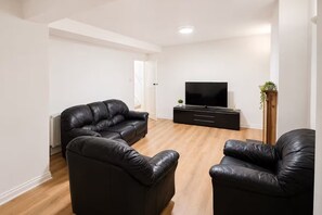 Living area - The Dell House | Relaxing 3-Bed Home for Families, Groups & Business (Bedford)