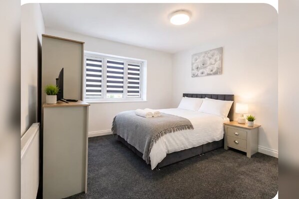 Room - The Dell House | Relaxing 3-Bed Home for Families, Groups & Business (Bedford)