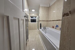 Bathroom - The Dell House | Relaxing 3-Bed Home for Families, Groups & Business (Bedford)