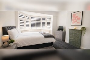 Room - The Dell House | Relaxing 3-Bed Home for Families, Groups & Business (Bedford)