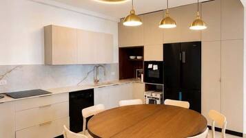 Wasserkocher mit Kaffee-/Teezubehör, Kühlschrank