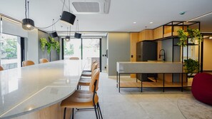 Une cuisine moderne dotée d’un îlot central, de meubles en bois et d’un four encastré.