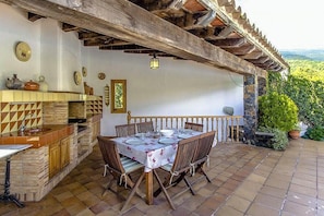 Outdoor dining - Family home in La Garrotxa Natural Park (Les Planes d'Hostoles)