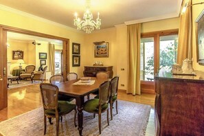 Dining - Family home in La Garrotxa Natural Park (Les Planes d'Hostoles)