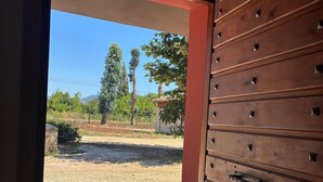 Una puerta de madera con varios cajones y vistas a un camino de grava que conduce a un edificio.