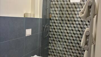 Junior Triple Room, Balcony, Garden View | Bathroom