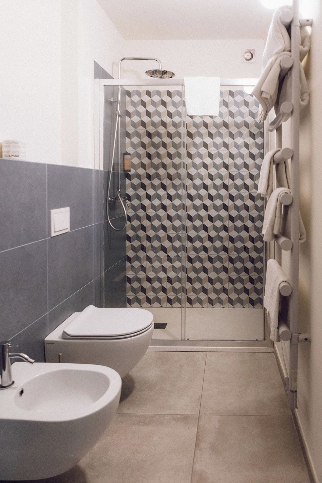 Een badkamer met een douche, toilet en wastafel.