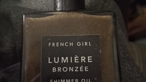 Un flacon d’huile scintillante « Lumière Bronzée » de la marque French Girl.