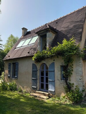 A rustic house with a sloped roof, a chimney, and a small garden with steps leading to the entrance. - Gorgeous 3-bedroom house in delightful Tourouvre au Perche (Tourouvre au Perche)