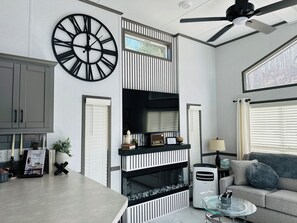 Living area - New bungalow in charming Hill City near Mt Rushmore & Custer State Park (Hill City)