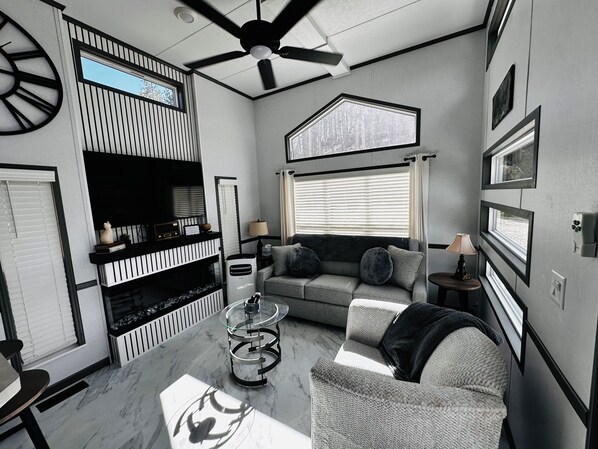 Living area - New bungalow in charming Hill City near Mt Rushmore & Custer State Park (Hill City)
