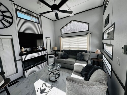 Luna Lodge in charming Hill City near Mt Rushmore & Custer State Park