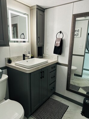 Bathroom - New bungalow in charming Hill City near Mt Rushmore & Custer State Park (Hill City)