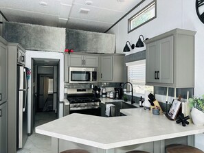 Private kitchen - New bungalow in charming Hill City near Mt Rushmore & Custer State Park (Hill City)