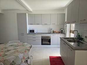 Comfort Townhome, Non Smoking | Private kitchen | Full-sized fridge, microwave, oven, stovetop - Casa Vacanze Merion (Marche)