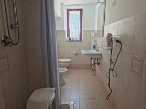 Comfort Townhome, Non Smoking | Bathroom | Shower, hair dryer, towels, soap - Casa Vacanze Merion (Marche)