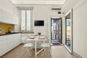 Dining - Vrbo Property (Milano)