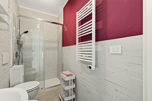 Shower, hair dryer, bidet, towels - Vrbo Property (Milano)
