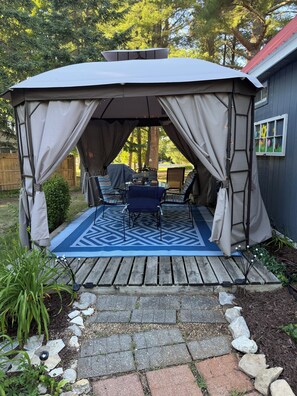 Outdoor dining - Charming 3-bedroom house with in Boyne City (Boyne City)