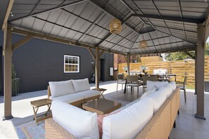 Outdoor dining - 10 Bedroom Church Downtown Wilmington (Wilmington)