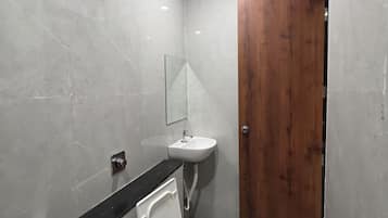 Habitació doble Deluxe | Bany | Dutxa, tovalloles i sabó