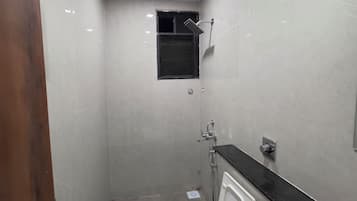 Deluxe Triple Room | Bathroom | Shower, towels, soap