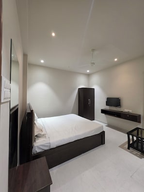 Deluxe Double Room | In-room safe, laptop workspace, WiFi (free)