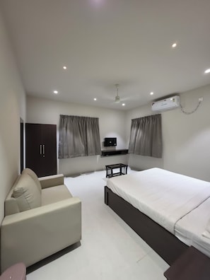 Deluxe Triple Room | In-room safe, laptop workspace, WiFi (free)
