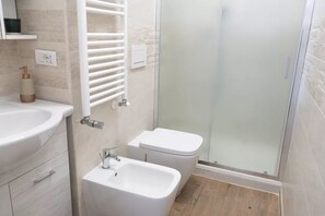 Hair dryer, towels, toilet paper - IMB23 • Central Apartment in Milan • (Milano)