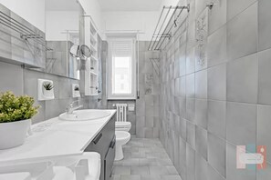 Sèche-cheveux, serviettes fournies, papier toilette