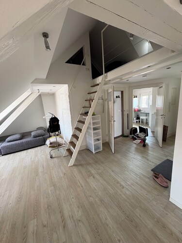 Hochwertige Altbau-DG-Wohnung zentrumsnah (bis zu 2 Personen)