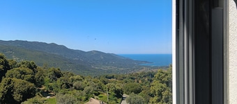 First floor of a village house, 15 minutes from the sea