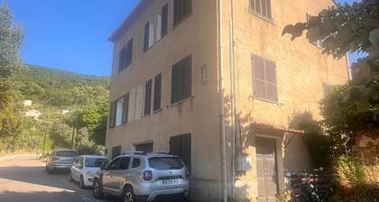 1er étage d' une maison de village a 15 minutes de la mer