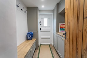 A narrow hallway with a wooden bench, a blue vase, and a motivational sign on the wall. - NEW Cosy Stone Cottage With Free Parking Wifi (Knaresborough)