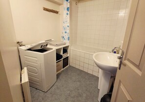 Hair dryer, towels, soap, shampoo - Vrbo Property (Bram)