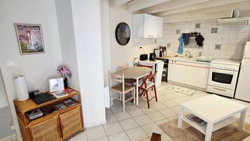 Réfrigérateur, micro-ondes, four, plaque de cuisson