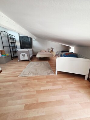 Iron/ironing board, travel crib, free WiFi, bed sheets - Vrbo Property (Bram)