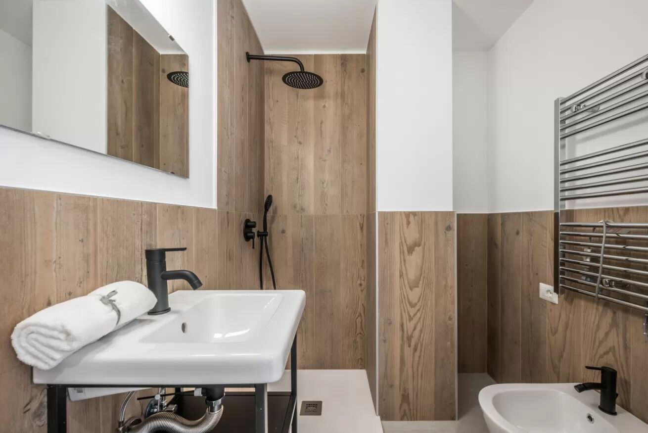 Haartrockner, Handtücher, Toilettenpapier