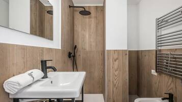 Haartrockner, Handtücher, Toilettenpapier