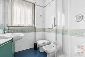 Bathroom - Vrbo Property (Milano)