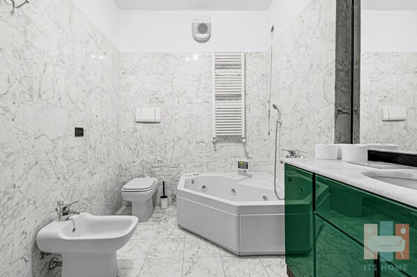 Bathroom - Vrbo Property (Milano)