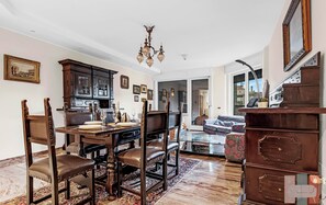 Dining - Vrbo Property (Milano)
