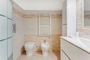 Sèche-cheveux, serviettes fournies, papier toilette