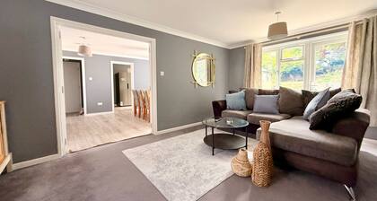 Duxford Spacious 4BR Home Near IWM Duxford Aviation
