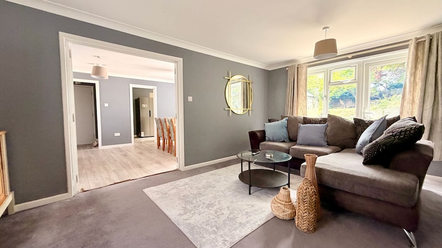Duxford Spacious 4BR Home Near IWM Duxford Aviation