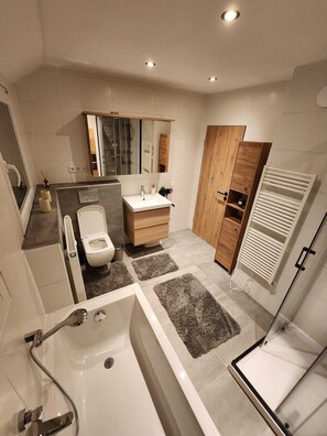 Hair dryer, towels, soap, toilet paper - Vrbo Property (Ochtrup)