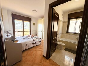 Haartrockner, Bidet, Handtücher, Seife